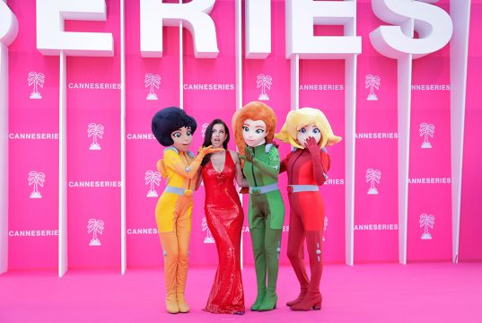 Canneseries 2026 – Jisoo (BLACKPINK), Adam Scott et les stars qui ont électrisé la Croisette